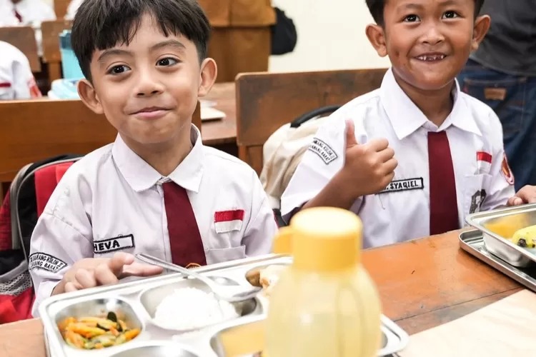 Ilustrasi. Para murid yang sedang menyantap makanan bergizi gratis (MBG). (Instagram@badangizinasional.ri)